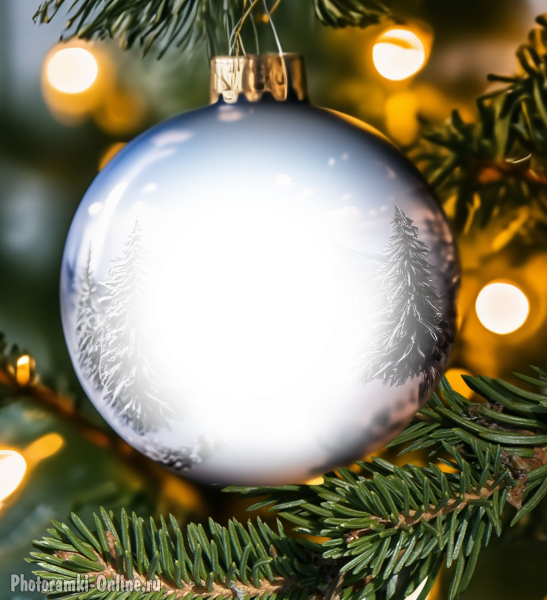 Фоторамка новогодний шар среди еловых веток и праздничных огоньков